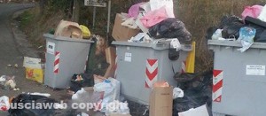 Viterbo - I rifiuti abbandonati in strada Sasso san Pellegrino