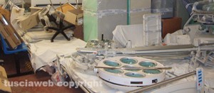 I materiali di ematologia nuovi stipati alla rinfusa in un magazzino
