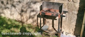Il barbecue abbandonato sotto le mura di piazza della Rocca