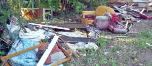 Castel d'Asso appena ripulito e già pieno di rifiuti