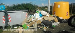 I rifiuti in strada San Cataldo