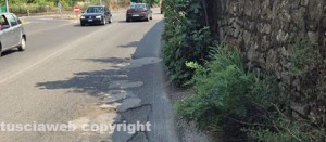 La Cassia Nord in entrata a Viterbo tra buche e erbacce
