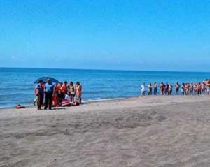 L'intervento di sanitari in spiaggia (foto archivio)