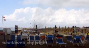 La tromba d'aria fa saltare lettini e ombrelloni a Tarquinia