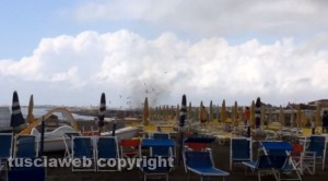 La tromba d'aria fa saltare lettini e ombrelloni a Tarquinia