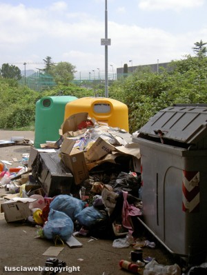 Immondizia in strada Castiglione - Viterbo