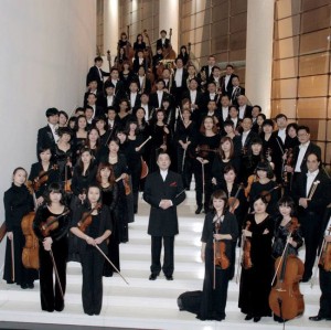 Il maestro James P. Liu con l'orchestra