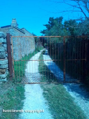 Il cancello chiuso sulla via Francigena 