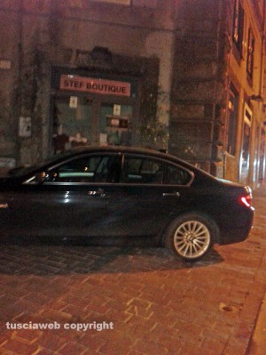 Parcheggio selvaggio a via Cavour