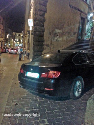 Parcheggio selvaggio a via Cavour