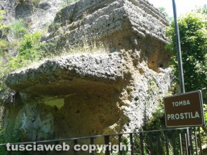 Etruschi - Viterbo - La necropoli di Norchia nell'abbandono e inagibile