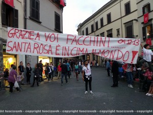 Santa Rosa 2014 - Lo striscione a piazza Fontana Grande