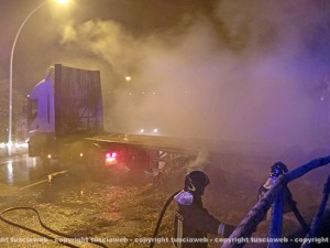 Camion in fiamme al Pilastro, vigili del fuoco al lavoro