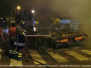 Camion in fiamme al Pilastro, vigili del fuoco al lavoro