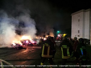 Camion in fiamme al Pilastro, vigili del fuoco al lavoro
