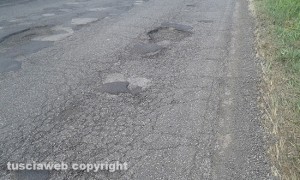 AcquaUna strada piena di buchependente - Le buche su SS Cassia