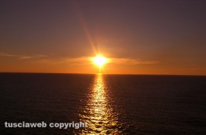 Sole di mezzanotte sull'Oceano Artico