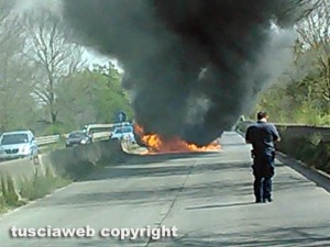 Cassia - Auto in fiamme
