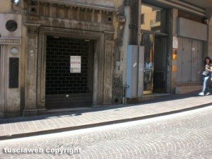 Viterbo - Un locale sfitto pieno di immondizia in via Matteotti
