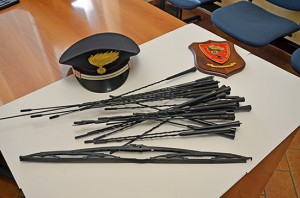 Le spazzole e le antenne sequestrate dai carabinieri