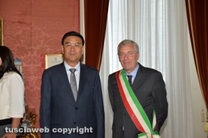 Uno dei delegati di Qingyang e il sindaco Michelini (Foto di Stefano Tossini)