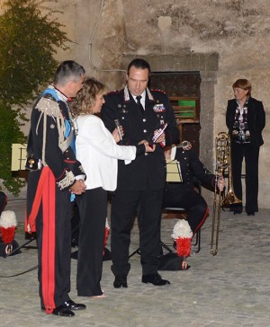 La cerimonia di consegna della targa al comandante provinciale dei carabinieri Mauro Conte