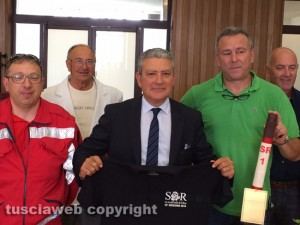 Le vie dell'esilio di santa Rosa, la consegna a Meroi della palina e della polo staff
