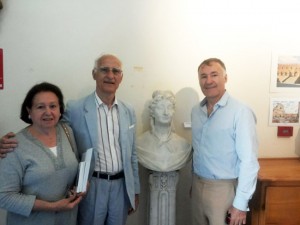 Gli eredi di Bonaparte Wyse accanto al busto di Letizia