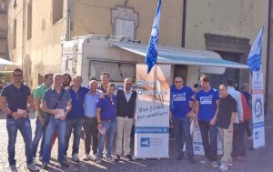 Viterbo - La delegazione di FdI in piazza per l'iniziativa "una firma per cambiare"