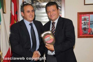 Tornatore consegna il crest al nuovo comandante Aquilino