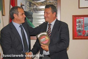 Tornatore consegna il crest al nuovo comandante Aquilino