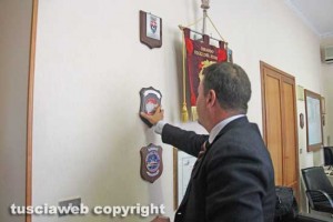 Il nuovo comandante apende il crest nel suo ufficio