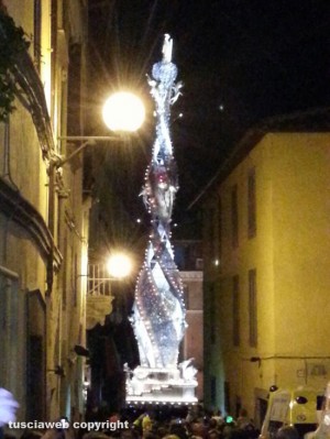 La macchina di santa Rosa con i lampioni accesi