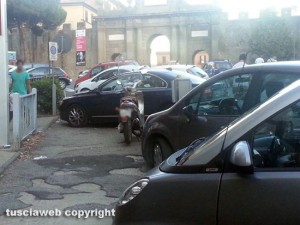 Viterbo - Parcheggio selvaggio nei pressi piazzale Gramsci