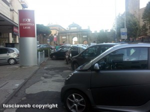Viterbo - Parcheggio selvaggio nei pressi piazzale Gramsci