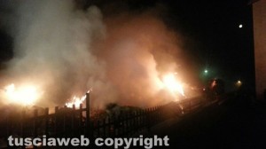 Viterbo - Camion con balle di paglia in fiamme, paura al Pilastro