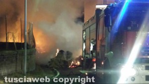 Viterbo - Camion con balle di paglia in fiamme, paura al Pilastro