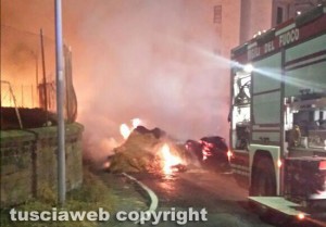 Viterbo - Camion con balle di paglia in fiamme, paura al Pilastro