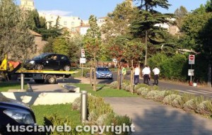 Viterbo - Auto capotta a Valle Faul