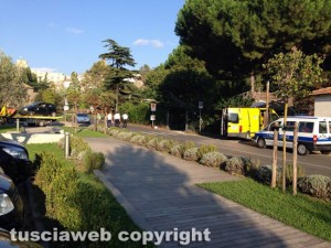Viterbo - Auto capotta a Valle Faul