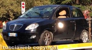 Viterbo - Auto capotta a Valle Faul