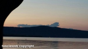 Una nuvola a forma di dinosauro sul lago di Bolsena