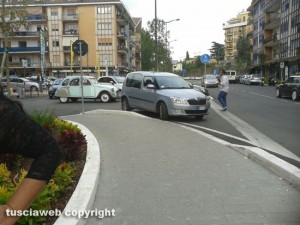 Viterbo - Parcheggio selvaggio a via Genova