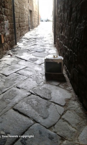 Viterbo - Un televisore in mezzo a via degli Scalzi