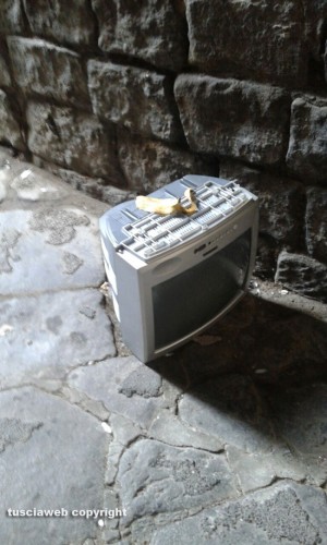 Viterbo - Un televisore in mezzo a via degli Scalzi
