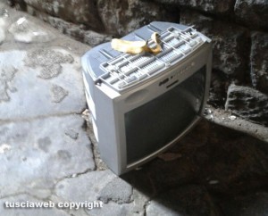 Viterbo - Un televisore in mezzo a via degli Scalzi