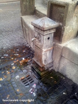 Viterbo - la fontanella a piazza San Faustino