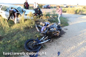 Tuscania - Moto si schianta contro un'auto, due morti
