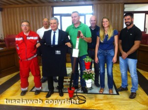 Le vie dell'esilio di santa Rosa, la consegna a Meroi della palina e della polo staff