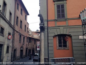 Il leone restaurato a piazza del Comune